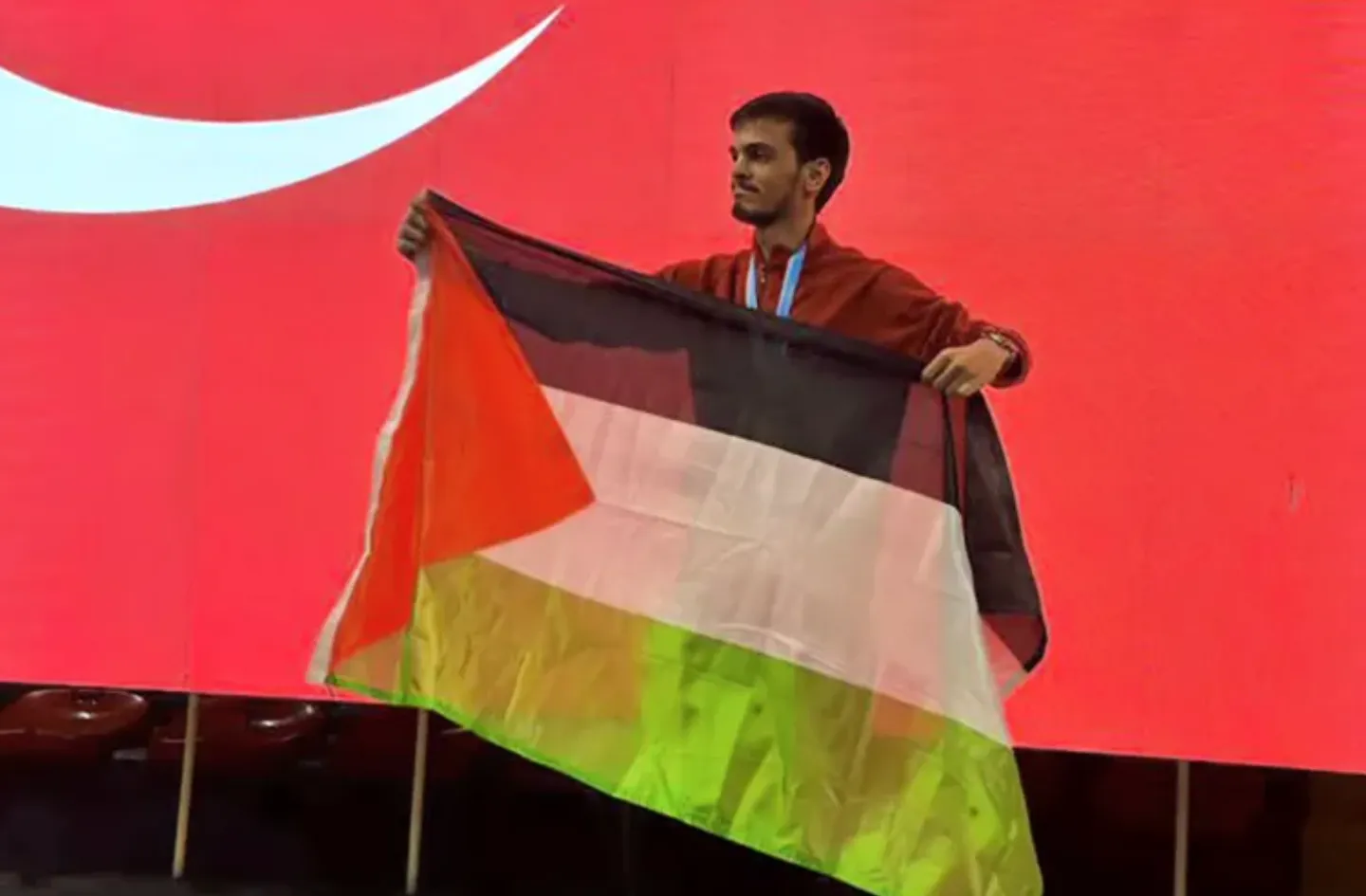 بطل الكونغ فو التركي يرمي ميداليته الأوروبية في نهر النيل احتجاجاً على معاقبته بسبب تضامنه مع فلسطين